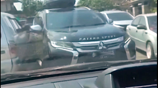 VIVA Otomotif: Insiden Mitsubishi Pajero Sport diserempet Isuzu Panther