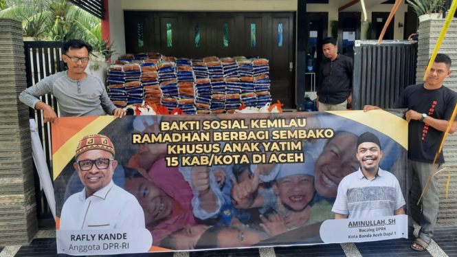 Anggota Komisi VI DPR RI Rafly Kande Bagi 10.000 Paket Sembako untuk Yatim/Piatu