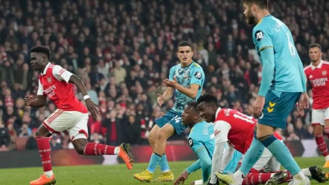 Pemain Arsenal rayakan gol Bukayo Saka