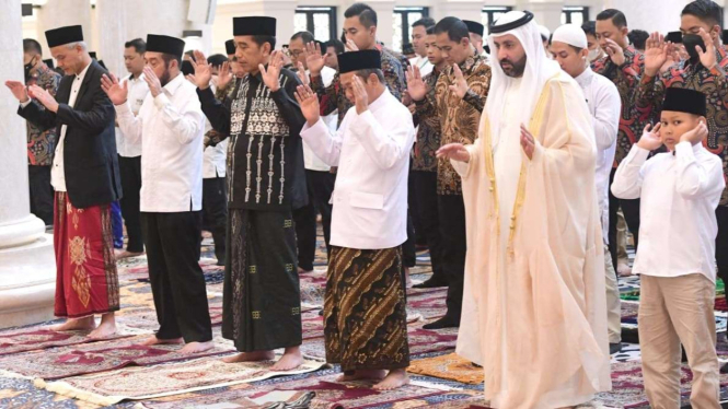 Jokowi, Anwar Usman, Ganjar Pranowo Salat Idul Fitri di Masjid Sheikh Zayed Solo