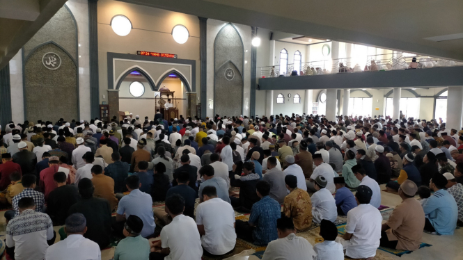 Suasana salat Idul Fitri 1 Syawal 1444 H di Masjid Baiturrahman Ruteng.