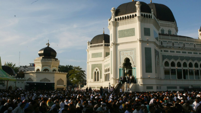 Ribuan Umat Islam Padati Salat Idul Fitri di Masjid Raya Al Mashun Medan.