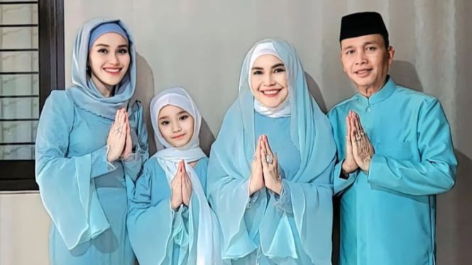 Foto pose Lebaran keluarga Ayu Ting Ting