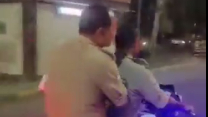 VIVA Otomotif: Dua polisi India kepergok naik motor tidak pakai helm.