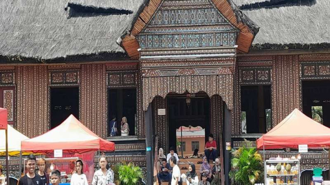 Suasana di anjungan rumah adat Sumatera Barat, TMII saat libur lebaran 2023.