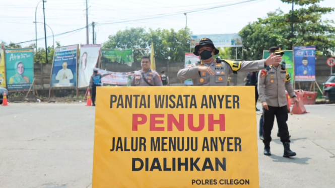 Pantai Anyer penuh, lalu lintas diallihkan.