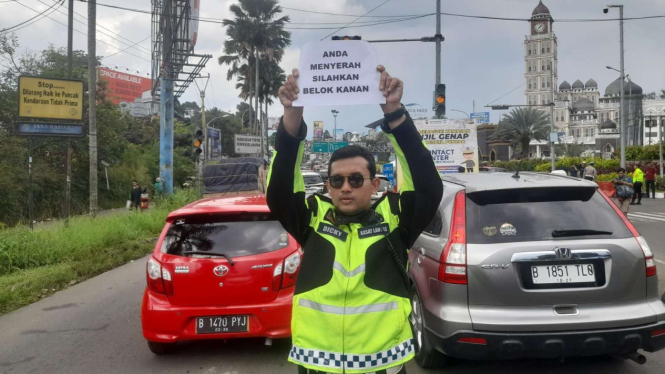 Kasat Lantas Polres Bogor AKP Dicky Anggi Pranata di lokasi Gadog menuju Puncak