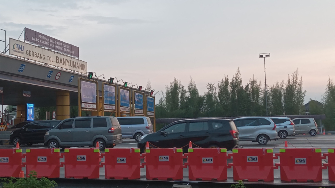 Arus kendaraan mulai ramai sejak pagi di GT Banyumanik Semarang yang menjadi pintu masuk tol menuju arah Jakarta.