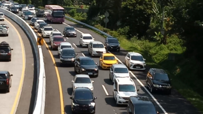 Kemacetan di jalan tol Semarang-Solo antara Banyumanik-Ungaran.
