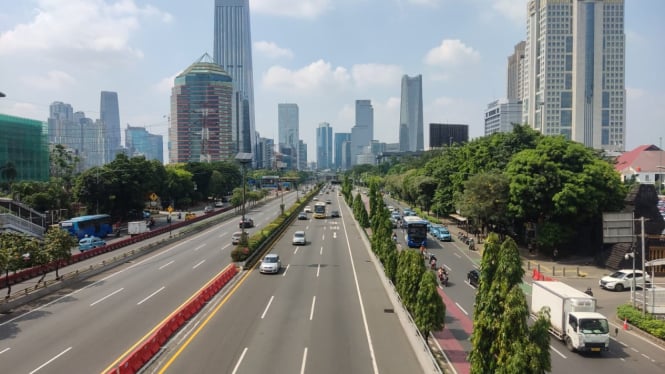 Jalanan Jakarta masih lengang di hari kerja usai cuti lebaran 2023