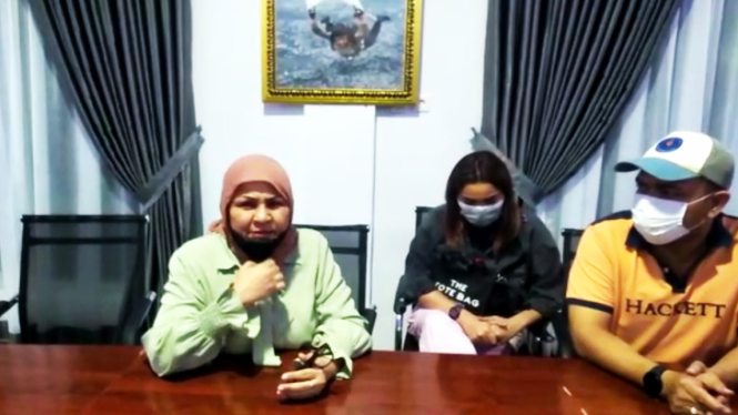 Ibu korban, Elfi Indri (kiri) saat memberikan keterangan pers di Mako Polda Sumut.