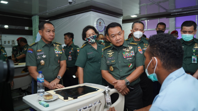 VIVA Militer: KSAD Jenderal TNI Dudung jenguk 7 prajurit korban penyerangan OPM