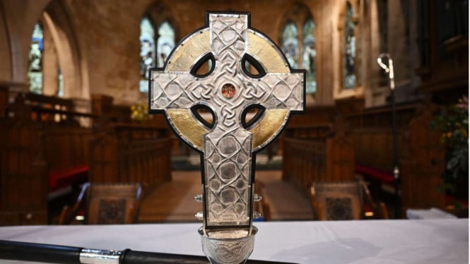 Salib yang akan digunakan dalam penobatan Raja Charles III