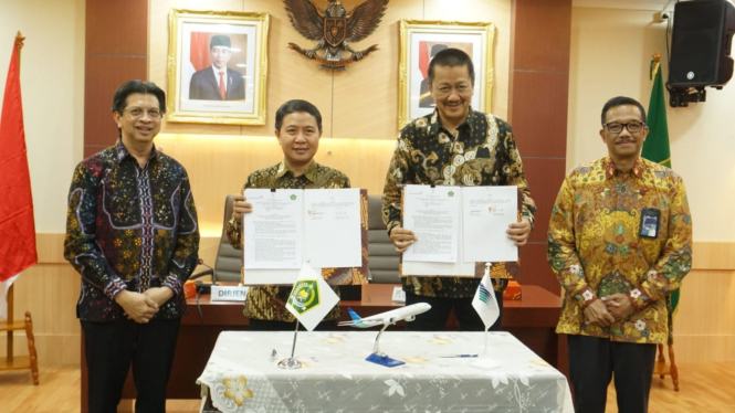 Dirjen PHU Hilman Latief dan Dirut PT Garuda Indonesia Irfan Setiaputra