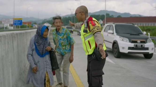 Sepasang kakek dan nenek yang akan kembali ke rumah mereka tersesat menyusuri tol Cisumdawu, tepatnya di ruas jalan menuju ke Gerbang Tol Sumedang Kota, Kecamatan Sumedang Utara, Kabupaten Sumedang, Jawa Barat, Selasa, 25 April 2023.