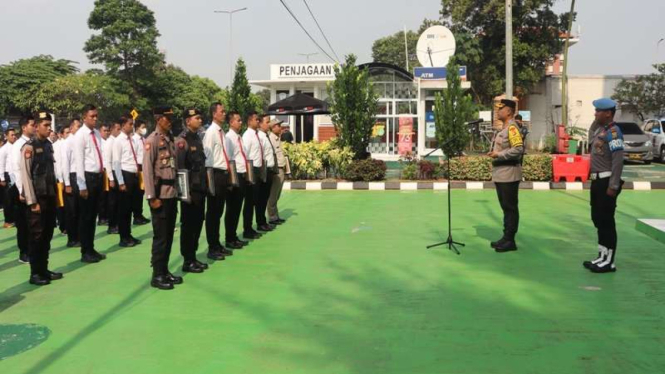 Pemberian penghargaan ke 130 personel Polres Bandara Soekarno Hatta