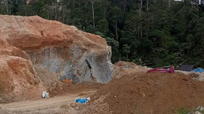 Mineração de ouro na vila de Onondowa, distrito de Rampi, North Luvu, South Sulawesi.