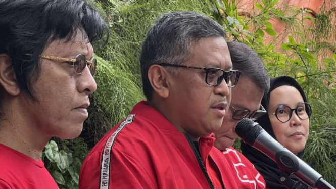 Sekretaris Jenderal PDIP Hasto Kristiyanto memberi keterangan kepada wartawan di kantor pusat PDIP, Jakarta Pusat, Kamis, 27 April 2023.