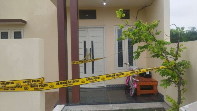 TKP rumah kontrakan pelaku dan korban di Gresik, Jawa Timur.