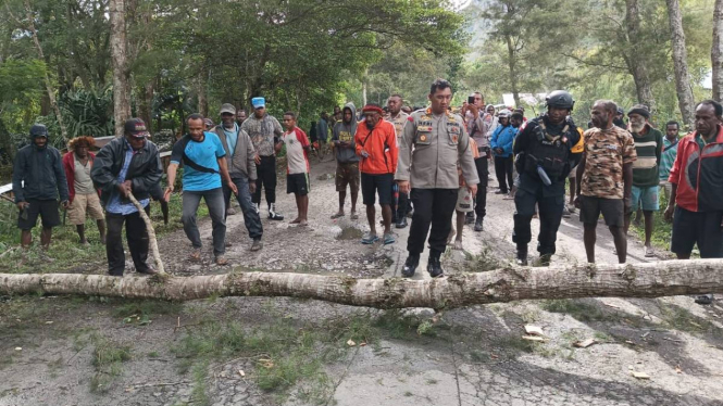 Masyarakat yang emosi lakukan pemalangan jalan Trans Wamena, Papua.