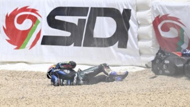 Pembalap CryptoDATA RNF Miguel Oliveira terjatuh usai tabrakan di MotoGP Spanyol