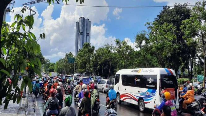 Kepadatan kendaraan imbas aksi buruh di Surabaya.