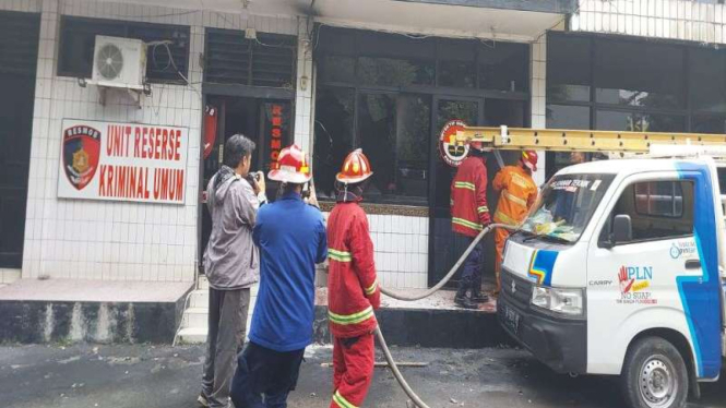 Lokasi kebakaran di Polsek Bekasi Kota, Senin, 1 Mei 2023.