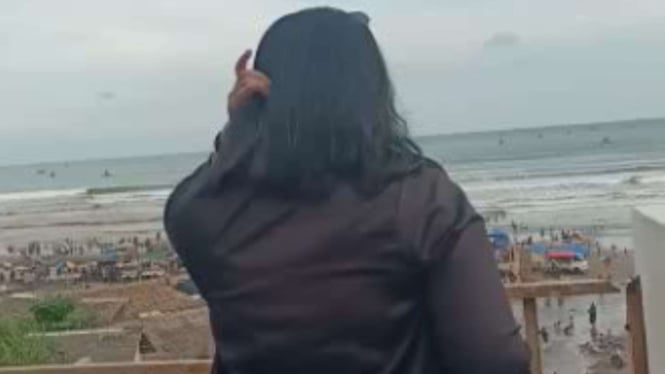 Wanita Ini Nyaris Terjatuh dari Menara di Pantai Bagedur Lebak