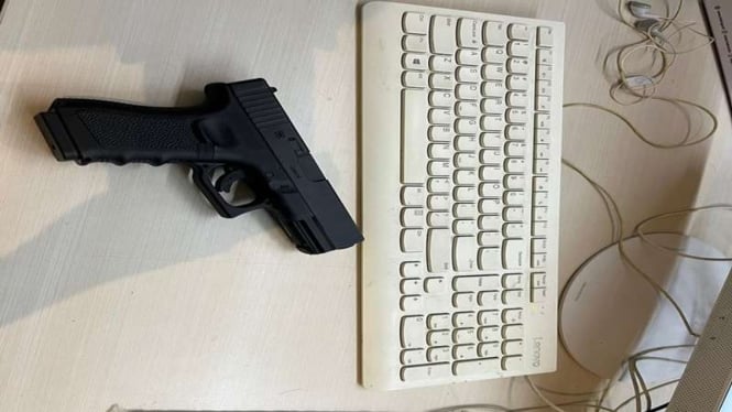 Pistol yang diduga digunakan OTK menembak kantor MUI Pusat di Jakarta