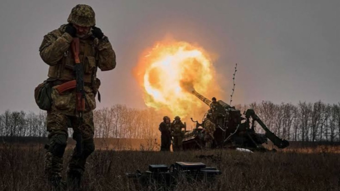 VIVA Militer: Serangan artileri militer Rusia di Bakhmut (Artyomovsk)