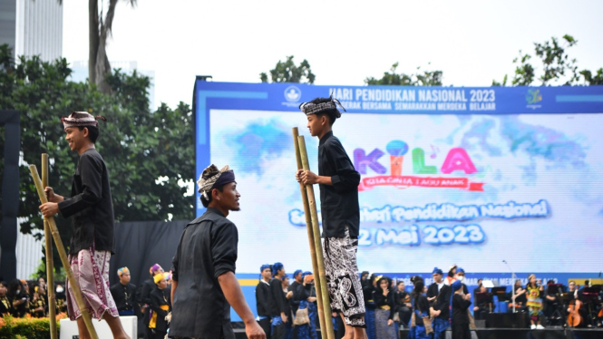 anak-anak yang bersekolah di sekolah adat ikut hadir di upacara Hardiknas