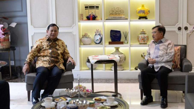 Ketua Umum Partai Gerindra Prabowo Subianto melakukan pertemuan dengan mantan wakil presiden Jusuf Kalla (JK) di kediaman JK, Jalan Brawijaya Raya, Kebayoran Baru, Jakarta Selatan, Selasa, 2 Mei 2023.