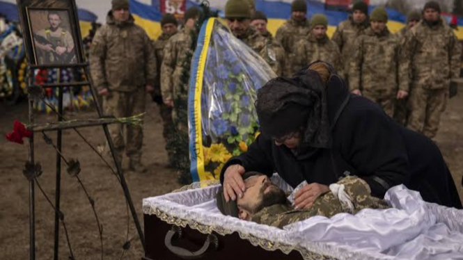 VIVA Militer: Upacara pemakaman prajurit Angkatan Bersenjata Ukraina
