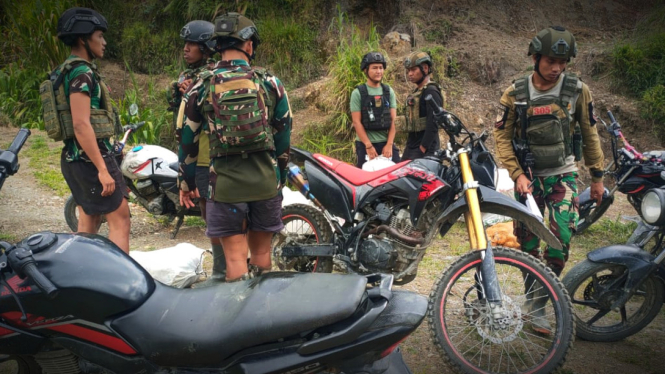 VIVA Militer: Pasukan Yonif Para Raider 305/Tengkorak, Kostrad di Intan Jaya.