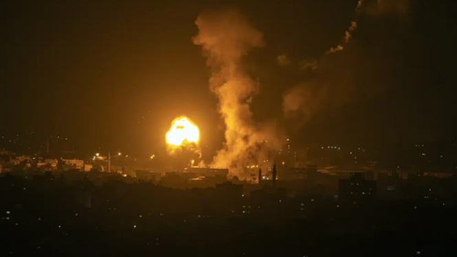 Ledakan akibat serangan udara Israel di Tepi Gaza,