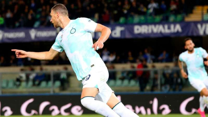 Pemain Inter Milan, Edin Dzeko rayakan gol