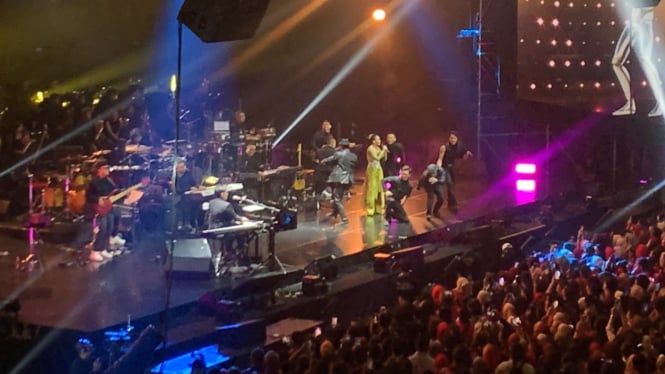 Penampilan Yura Yunita dalam Konser Billion Songs Confest Yovie Widianto