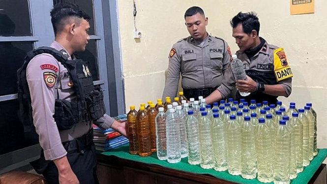 Puluhan botol miras yang diamankan polisi.
