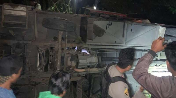 Bus yang mengangkut puluhan santri Gontor masuk ke jurang di Kabupaten Poso