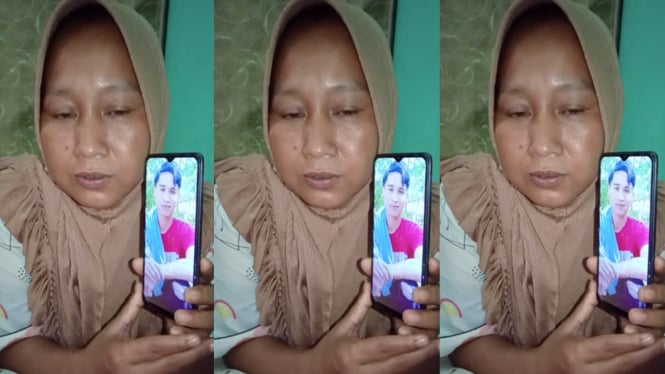 Dewi Murni Perlihatkan foto anaknya Usni Sabil korban TPPO di Myanmar asal Kabupaten Sijunjung, Sumatera Barat