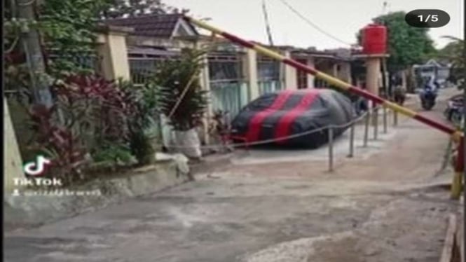 Viral warga di Kabupaten Bekasi buat parkiran mobil di depan rumahnya