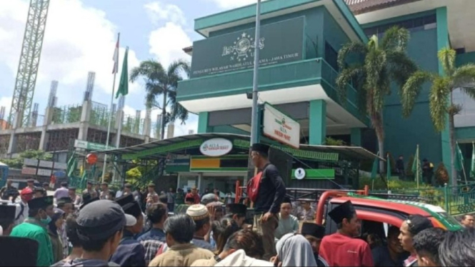 Ratusan warga Nahdliyyin berdemo di kantor PWNU Jatim