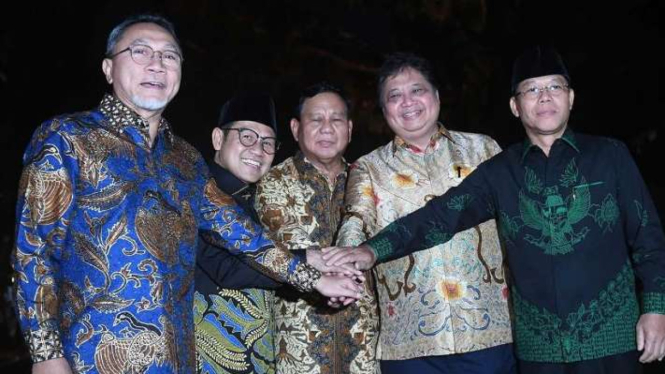 Ketua Umum PAN Zulkifli Hasan, Ketua Umum PKB Muhaimin Iskandar, Ketua Umum Partai Gerindra Prabowo Subianto, Ketua Umum Partai Golkar Airlangga Hartarto, dan Plt Ketua Umum PPP Mardiono usai pertemuan dengan Presiden Joko Widodo di Istana Kepresidenan.