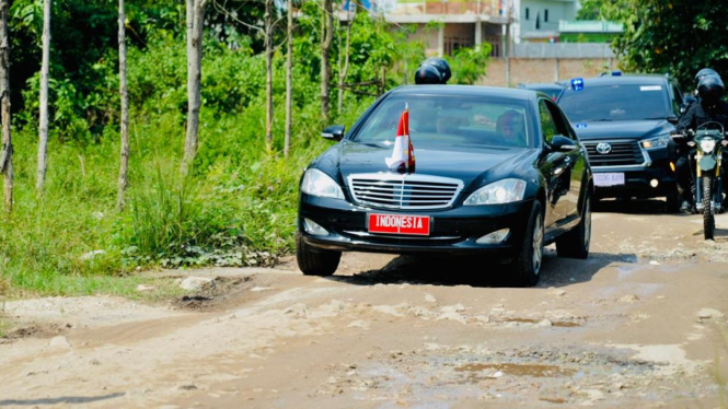 Presiden Jokowi tinjau jalan rusak di Lampung naik mobil Indonesia 1