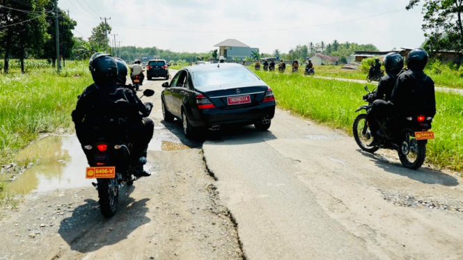 Presiden Jokowi tinjau jalan rusak di Lampung naik mobil Indonesia 1