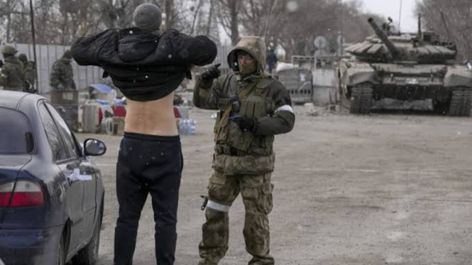 VIVA Militer: Tentara Ukraina menangkap warga sipil berbahasa Rusia