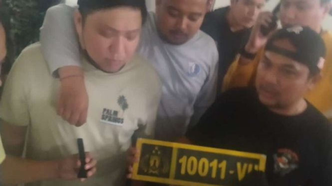 Pengemudi mobil Mazda dengan nomor kendaraan Polri yang menodongkan pistol ditangkap oleh polisi