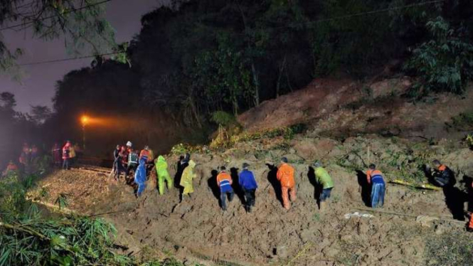 Penanganan longsoran di jalur kereta api wilayah Purwakarta.