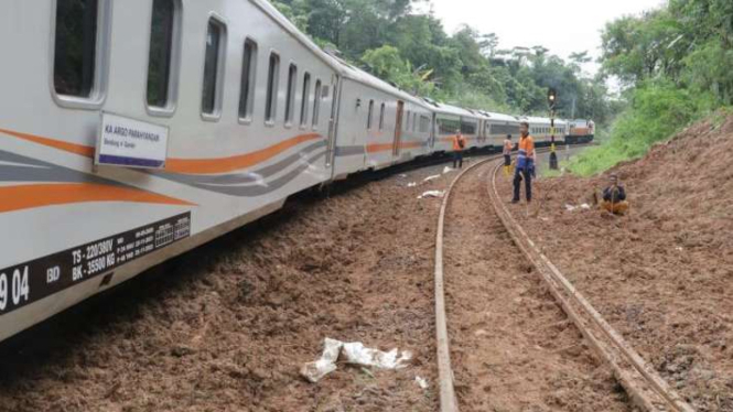 Jalur kereta api di antara Stasiun Sukatani dan Ciganea Kabupaten Purwakarta, Jawa Barat, yang tertimbun longsor secara bertahap sudah tertangani dan bisa dilintasi kereta api pada Sabtu, 6 Mei 2023.