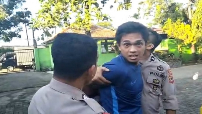 Tangkapan layar video penangkapan pesepakbola Hisyam Tolle di Makassar.